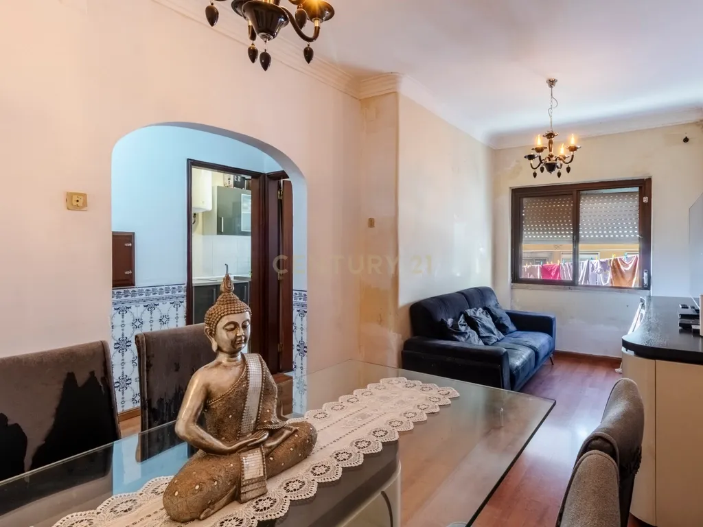 T2 com Potencial no Coração de Cacilhas Prático, Central e com o Charme da Tradição - Image 7