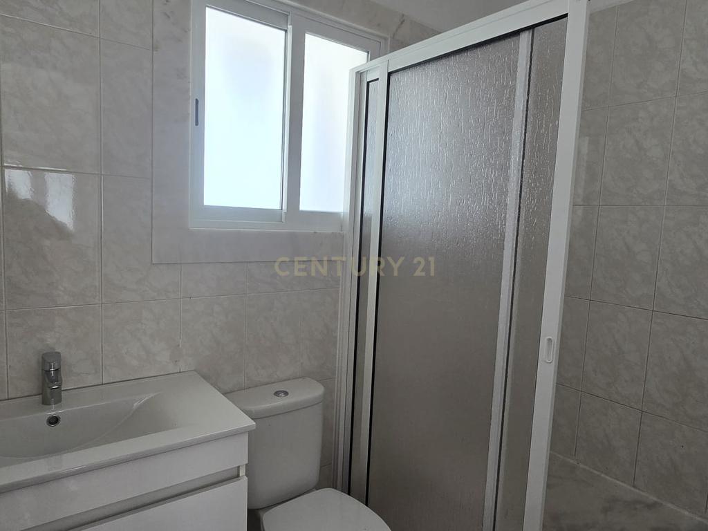 Moradia Renovada T2 em Magoito - Sintra com Terraço e Luz Natural - Image 12