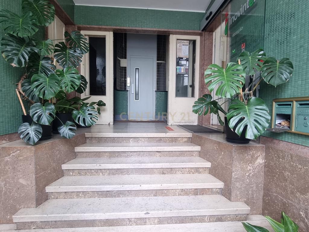 Apartamento Pombalino de Charme com 8 Assoalhadas – Av. Almirante Reis, Lisboa - Image 1