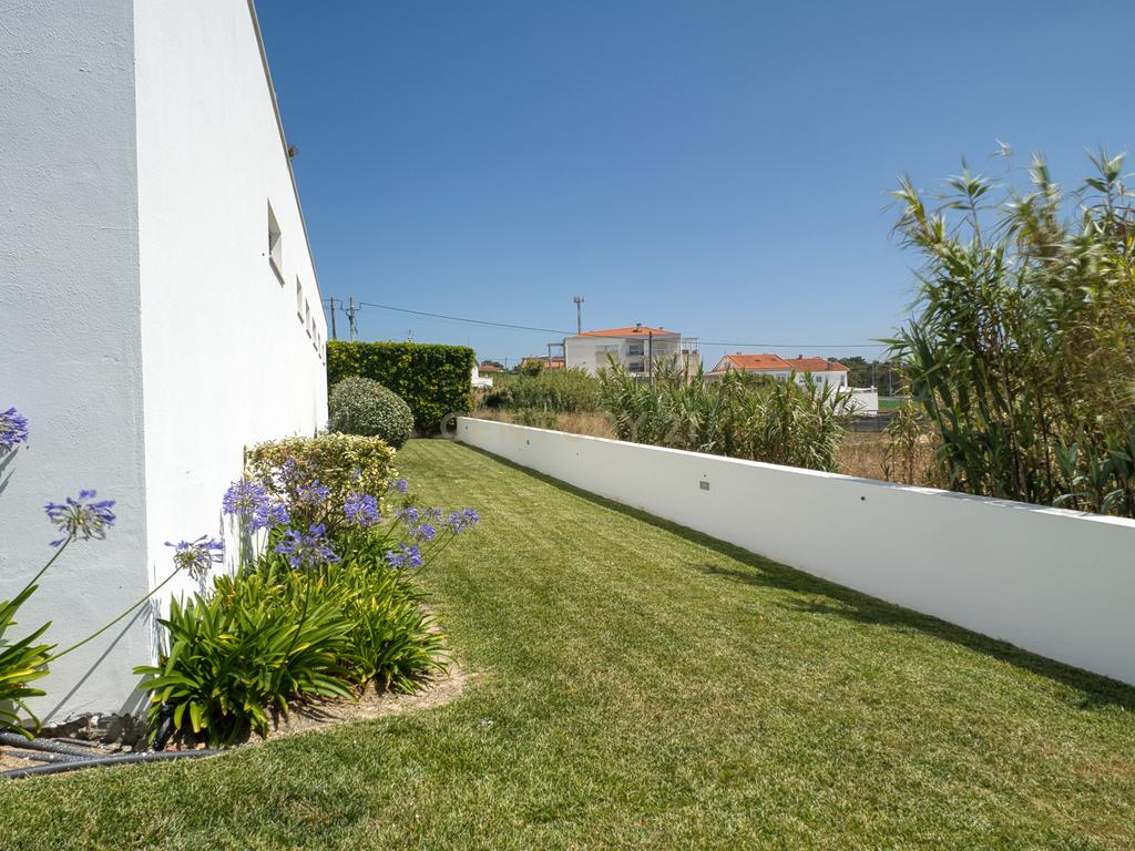 Apartamento T2 em Condomínio Fechado com Piscina e Jardins – Pederneira, Nazaré - Image 27