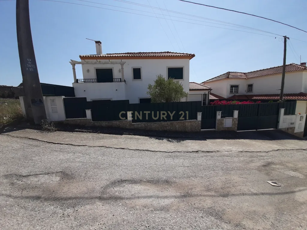 Moradia T3 na Lourinhã com Piscina Garagem e Churrasqueira - Image 24