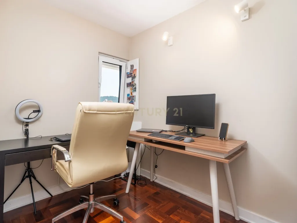 Apartamento T3+1 com logradouro e estacionamento privativos e sótão independente rentabilizado – Bairro Norton de Matos - Coimbra - Image 7