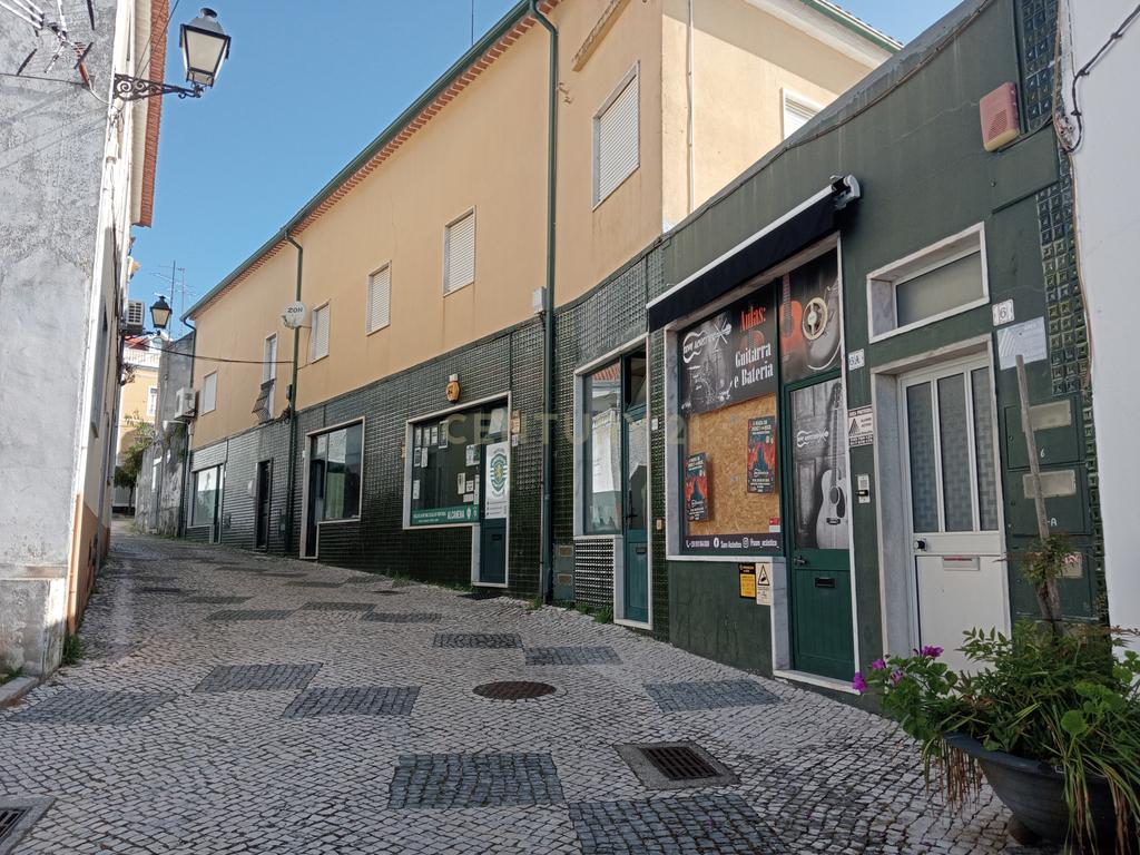 Edifício Versátil em Santarém com Vista e Acessibilidade - Image 2