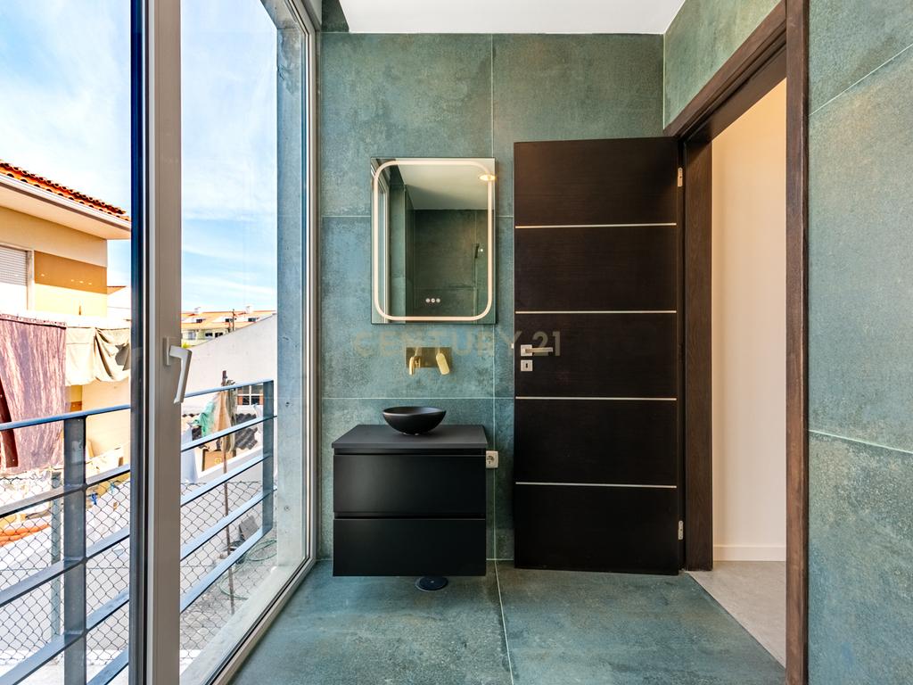 Moradia T3 com 3 Suites e Arquitetura Distinta em Samouco, Alcochete - Image 20