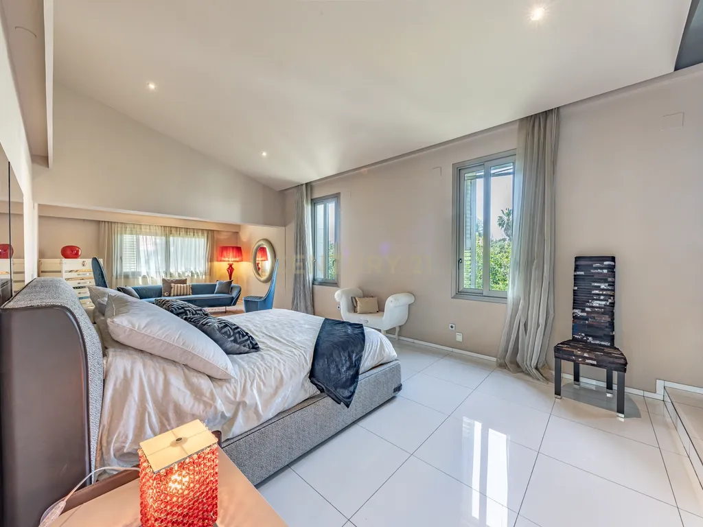 Villa de Design em Segunda Linha de Mar em Sitges com Mobiliário de Marcas de Luxo - Image 39