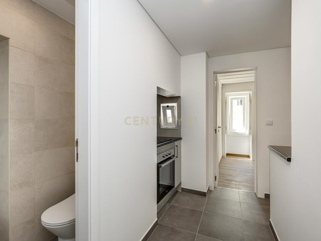 Apartamento T1+1 totalmente remodelado, próximo da Assembleia da República - Image 15