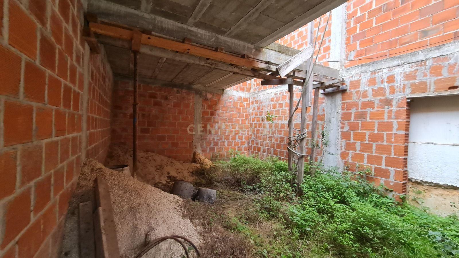 Fotografia 4 de Terreno com Construção de 48m² no Cartaxo – Excelente Oportunidade com Potencial