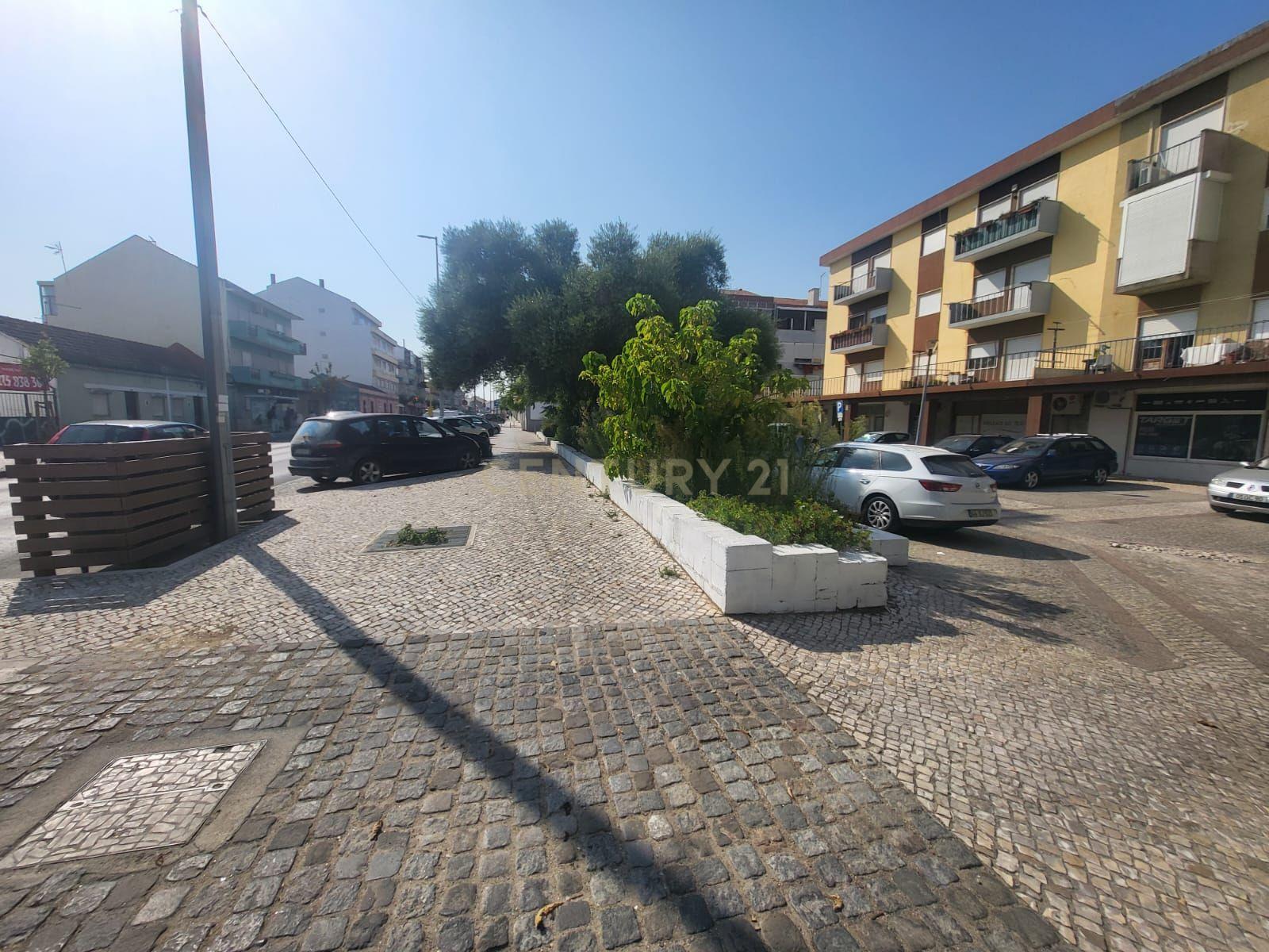 Fotografia 2 de Loja para Arrendamento | 142,74 m² | Baixa da Banheira | 1200€/mês