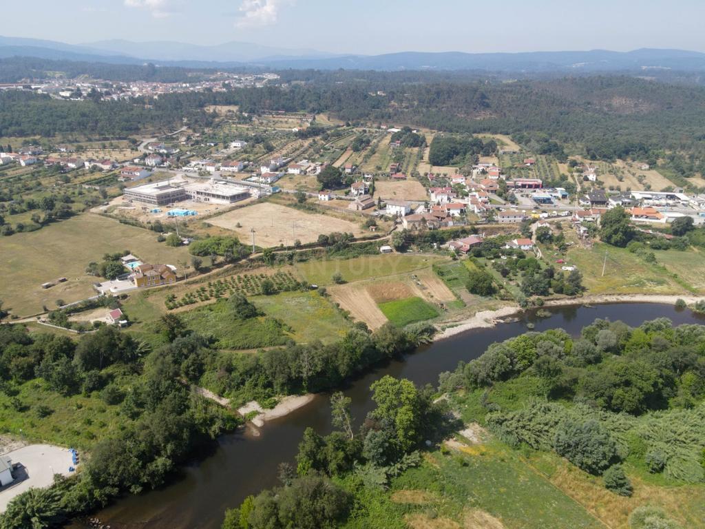 Moradia T7 tradicional em bom estado com varanda coberta, pátio, piscina, terraço coberta, vistas boas e jardim numa localização sossegada perto do centro de Arganil e o rio Alva - Image 93