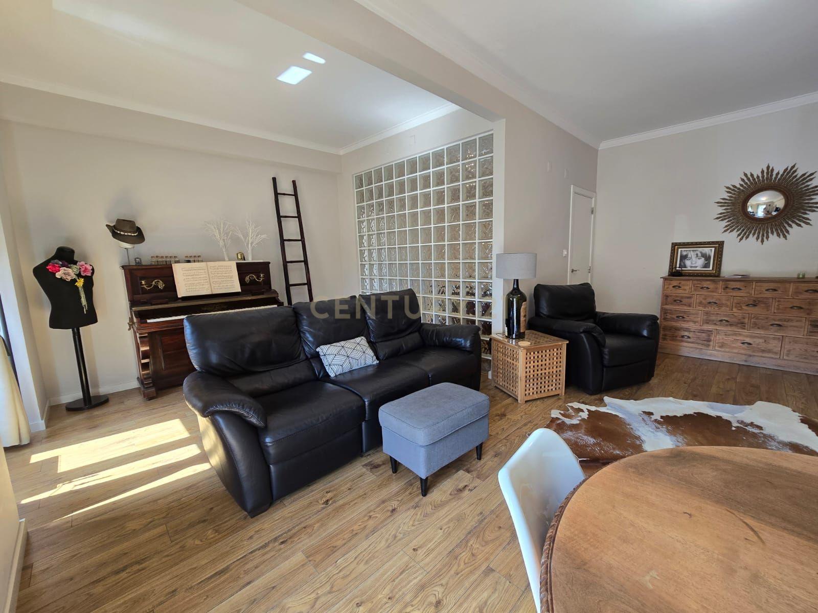 Apartamento T3 Transformado em T2 com Acabamentos de Luxo no Centro do Laranjeiro - Image 5