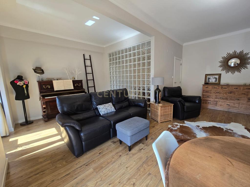 Apartamento T3 Transformado em T2 com Acabamentos de Luxo no Centro do Laranjeiro - Image 5