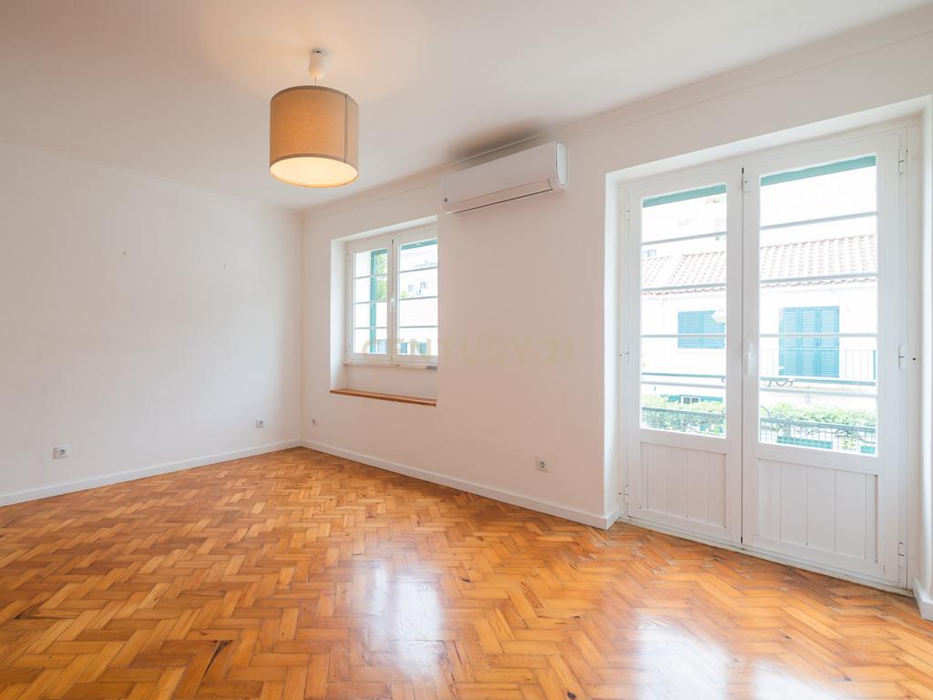 Moradia T3 + 1 Renovada com Jardim e Piscina em Penha de França, Lisboa - Image 46