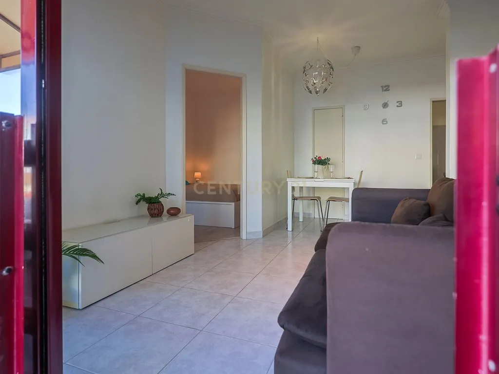 Apartamento T0 na Costa da Caparica, perto de transportes e serviços. - Image 4