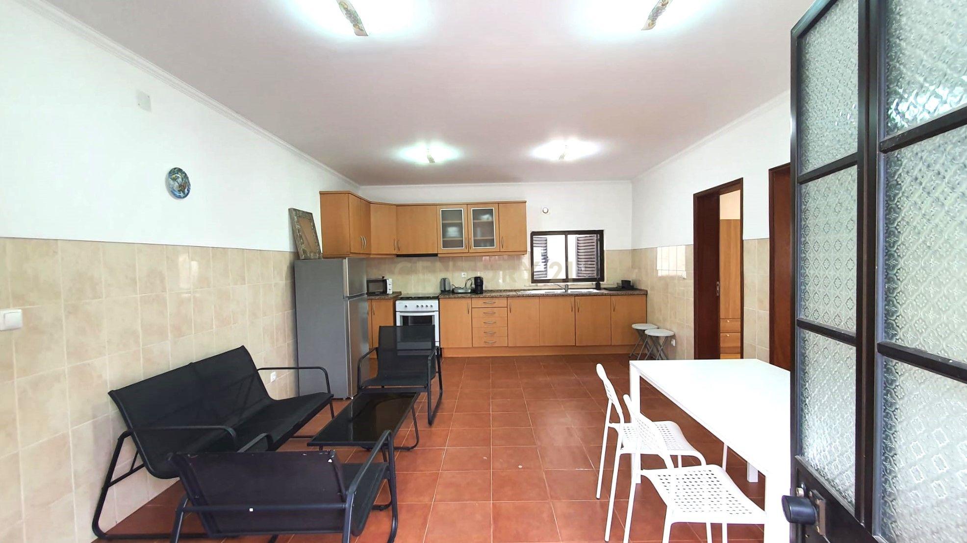 Moradia Térrea nas Quintinhas inserida num lote de 264m2 - Charneca Caparica - Image 9