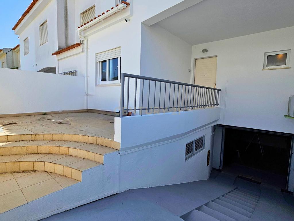 Moradia T4 em Oeiras para arrendar com garagem e terraço - Image 5