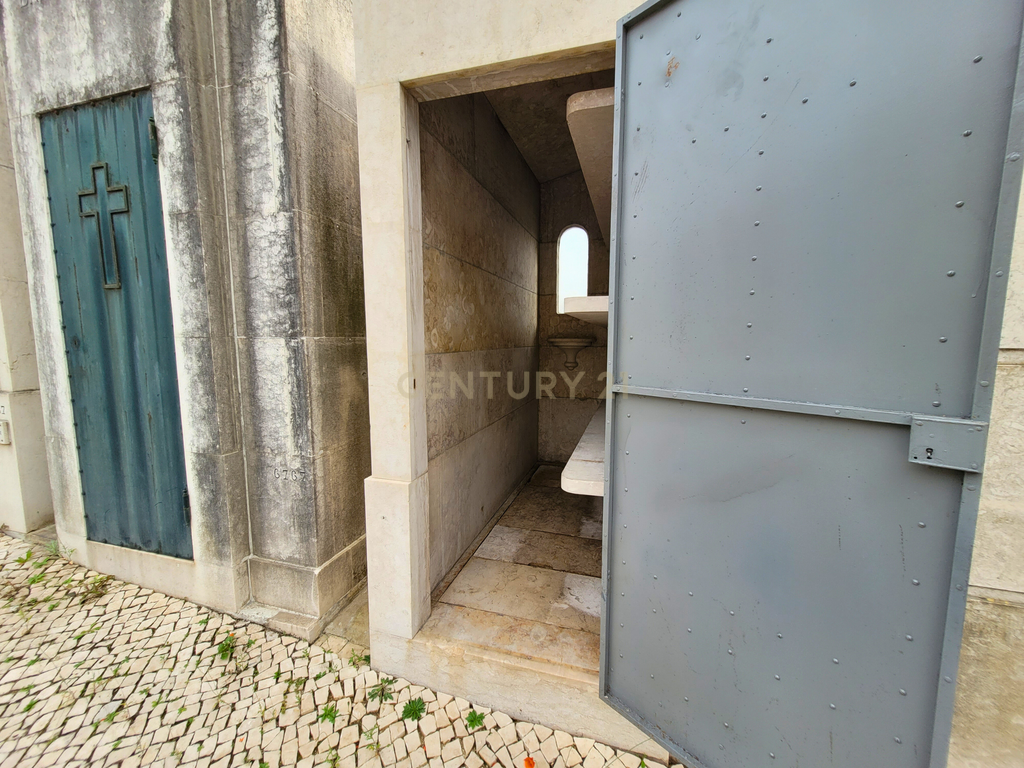 Jazigo no Cemitério dos Prazeres em Campo de Ourique - Image 5