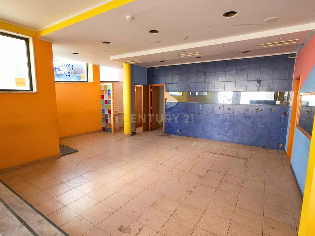 Loja Algés com 330 m2 - Image 2