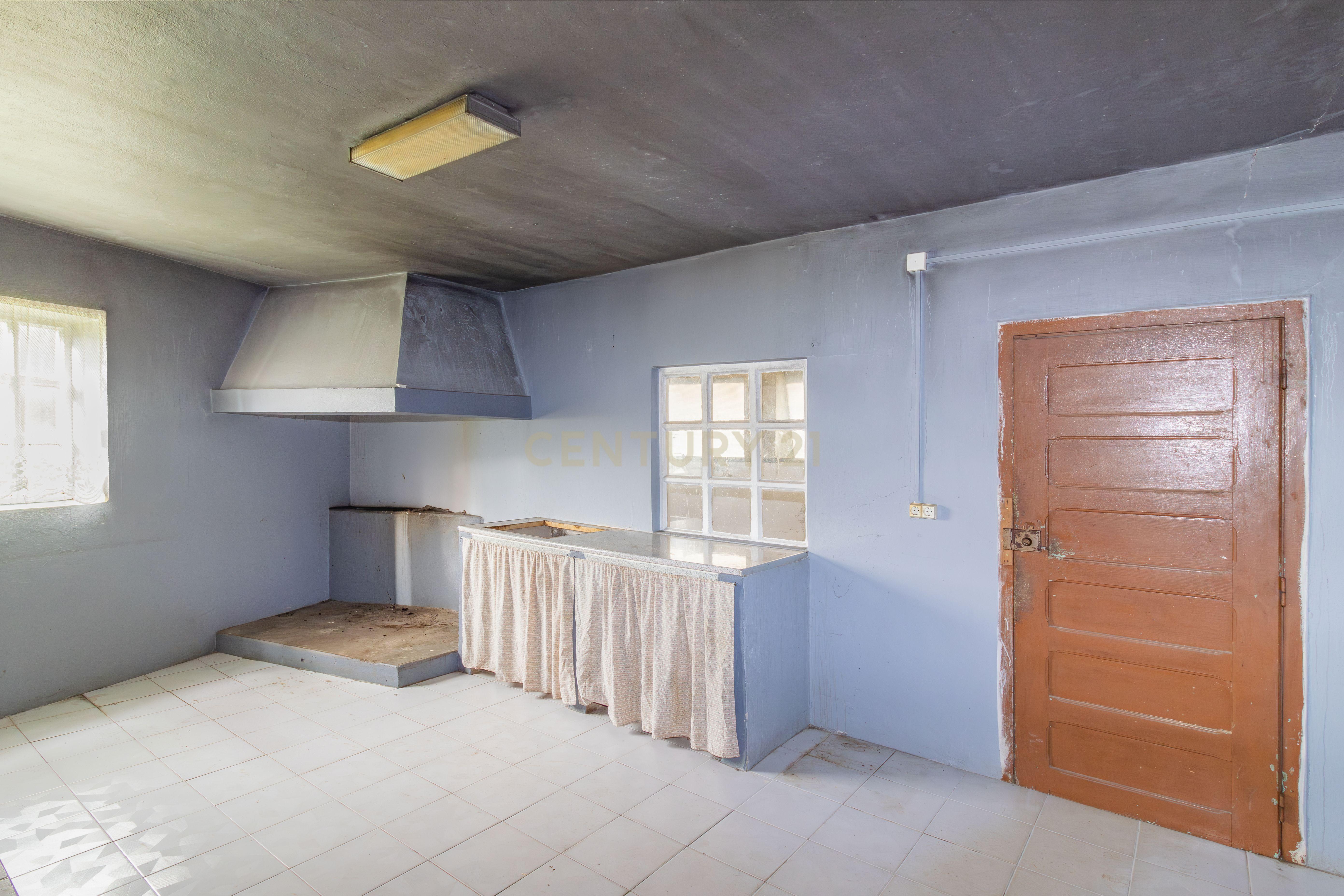 Moradia Isolada T3 em Arrimal, Porto de Mós – Com Terreno, Garagem e Anexos - Image 6