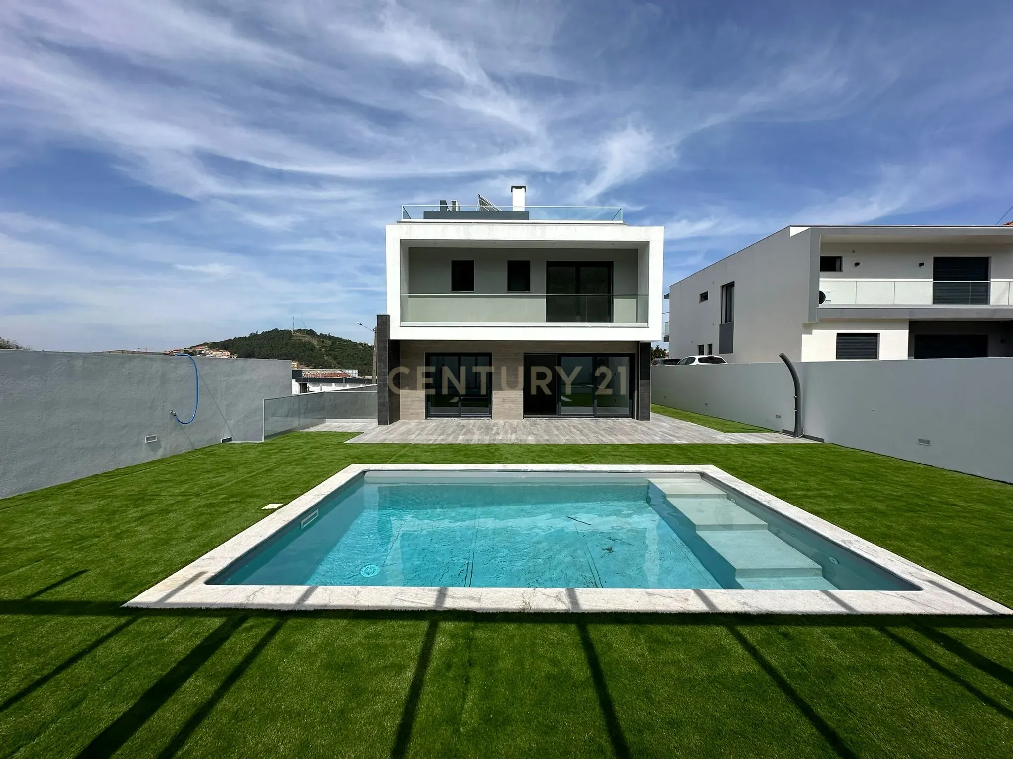 Moradia T5 de luxo com Piscina em Famões - Odivelas - Image 1