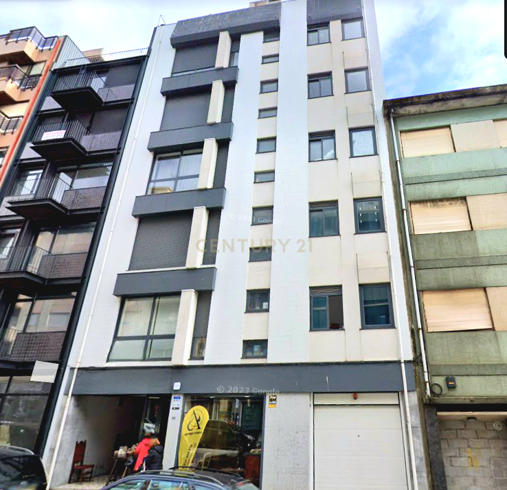 Apartamento T4 totalmente renovado junto à Casa da Música - Image 2