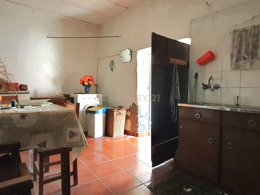 Moradia c/ Terreno e Anexos - Image 7