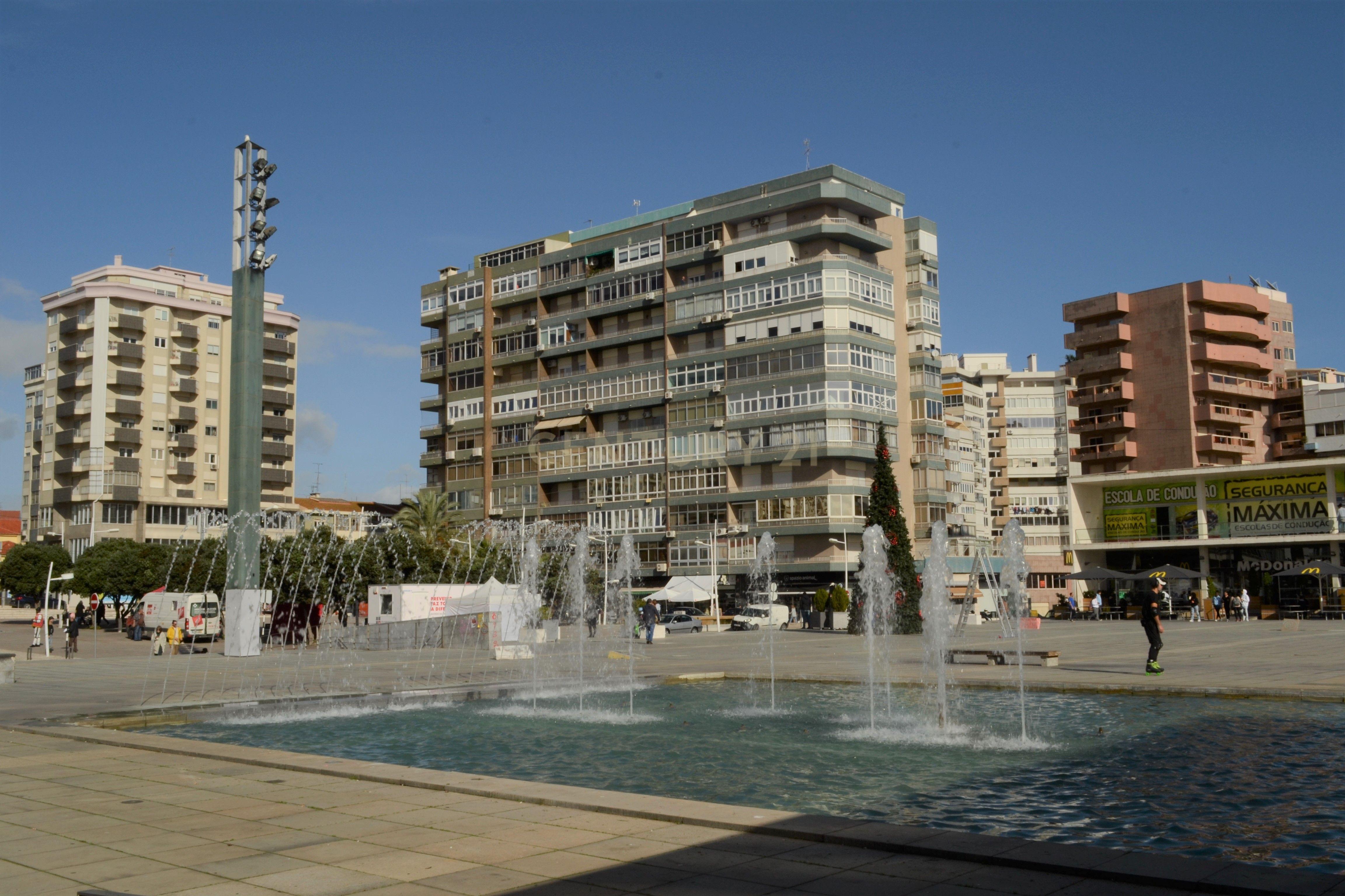 Apartamento de 2 assoalhadas totalmente remodelado na Cova da Piedade, Romeira, para Investimento. - Image 18