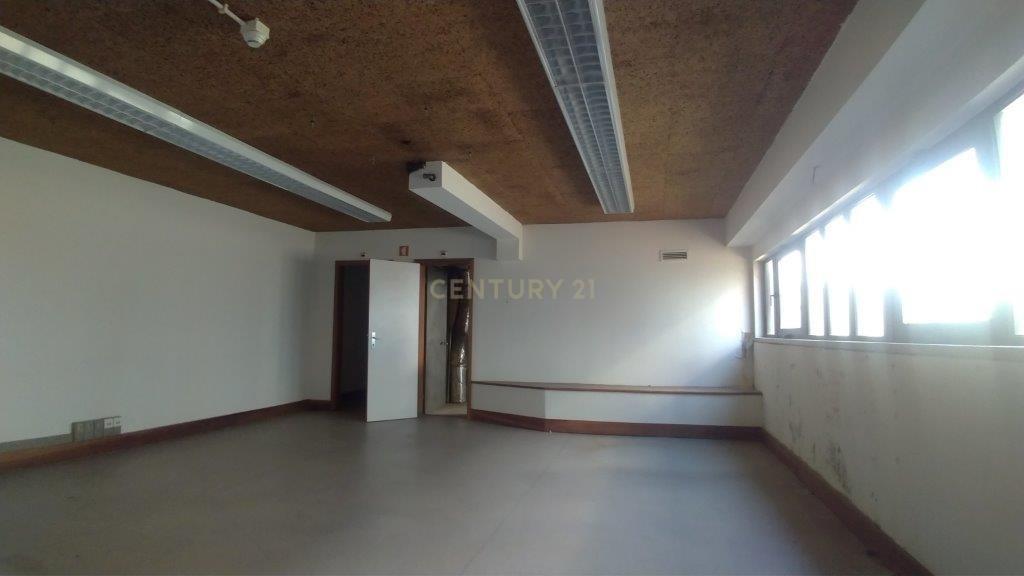 Prédio destinado a Comércio e Serviços - Vila Real - Image 7