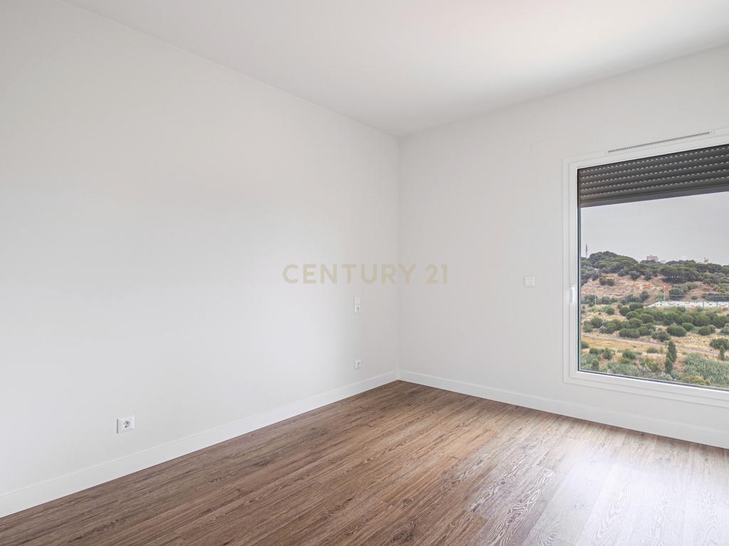 Apartamento T2 em Condomínio com Piscina e Garagem - Areeiro - Image 10