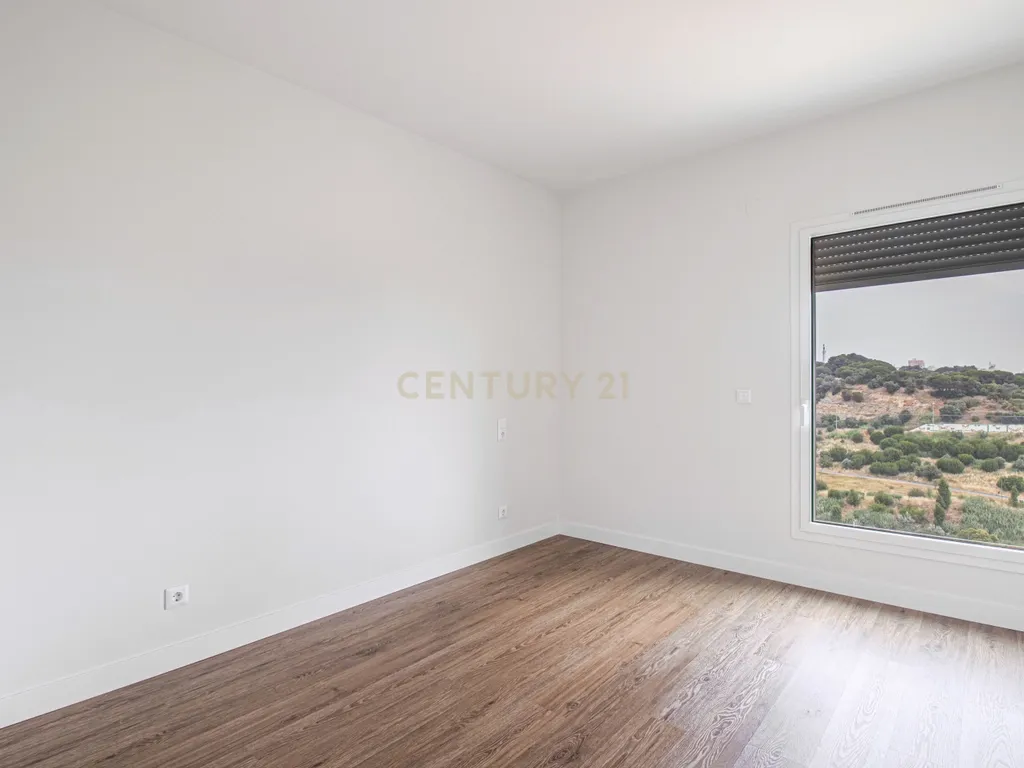Apartamento T2 em Condomínio com Piscina e Garagem - Areeiro - Image 10