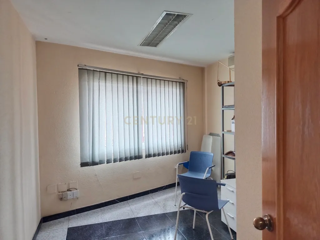 Edifício industrial para venda em Málaga - 878 m², escritórios, ponte rolante e vários acessos - Image 10