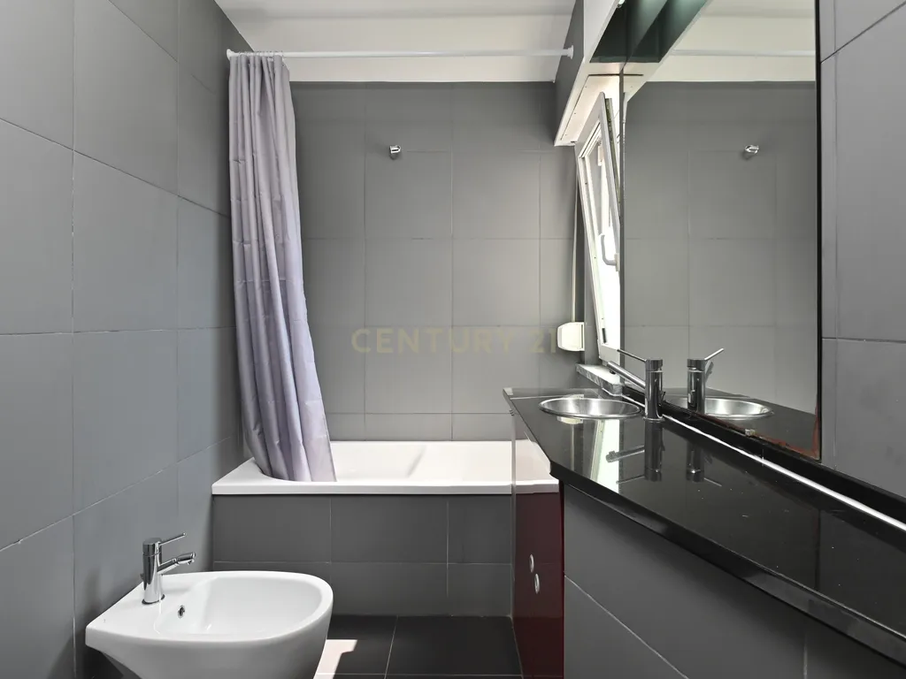 T2 - Carcavelos (Cascais) - Totalmente remodelado e equipado - Image 10
