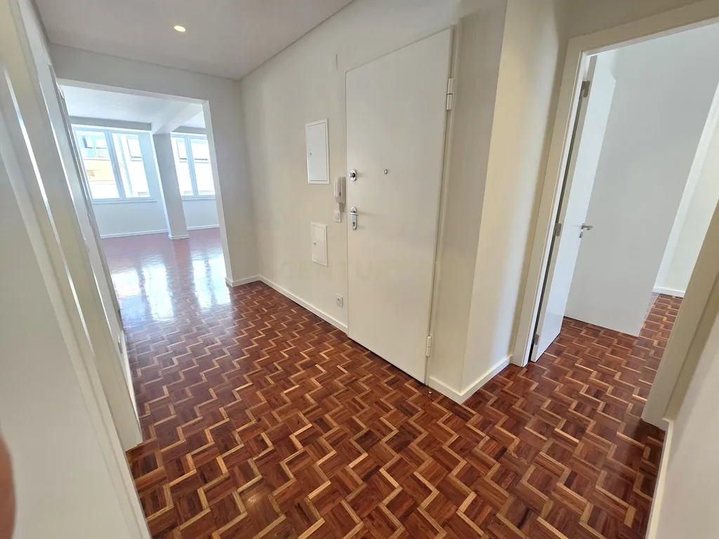 Apartamento T3 totalmente remodelado em Almada - Image 7