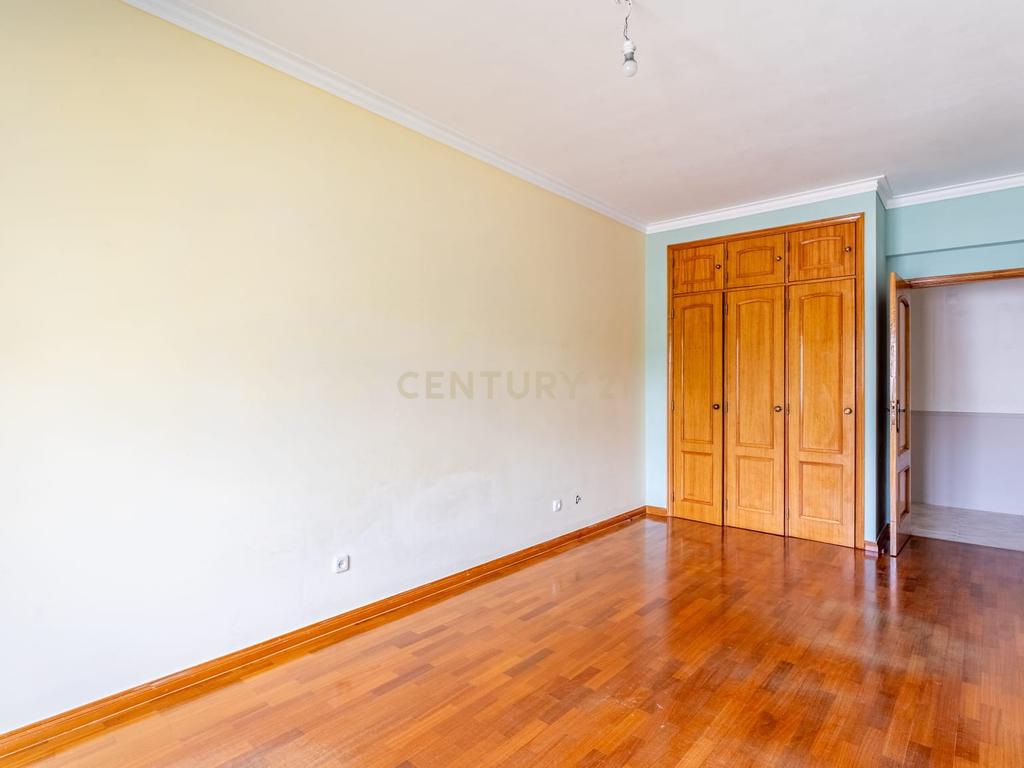 Espaçoso T3 no Sobralinho - 131m2 Com Box para 2 Viaturas - Image 26