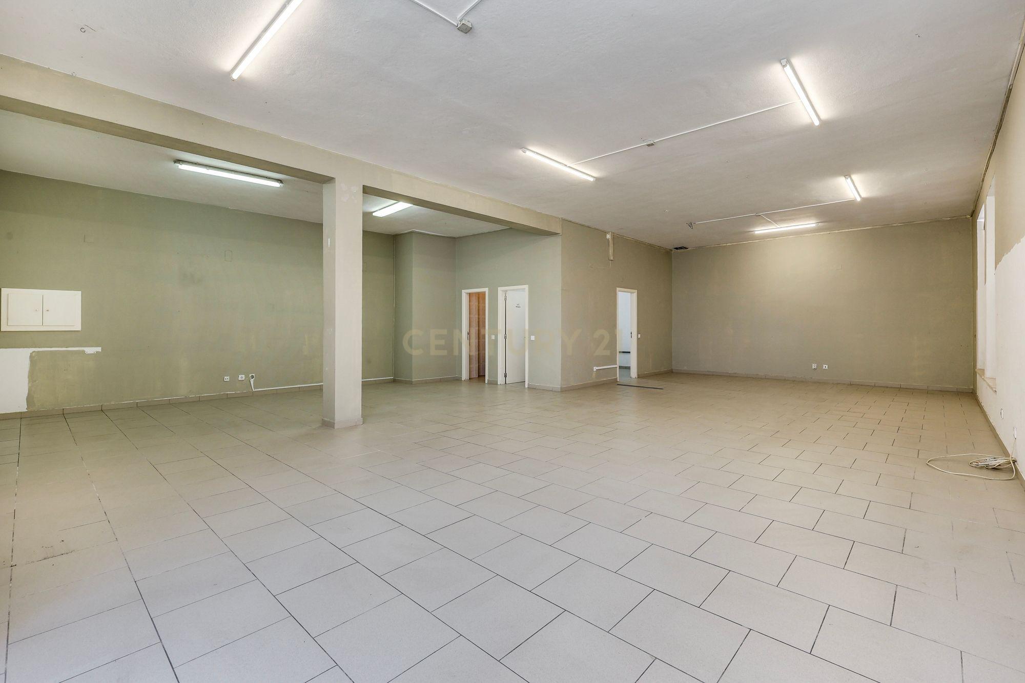 Fotografia 7 de Loja em Leiria - Urbanização Telheiro - 124m2