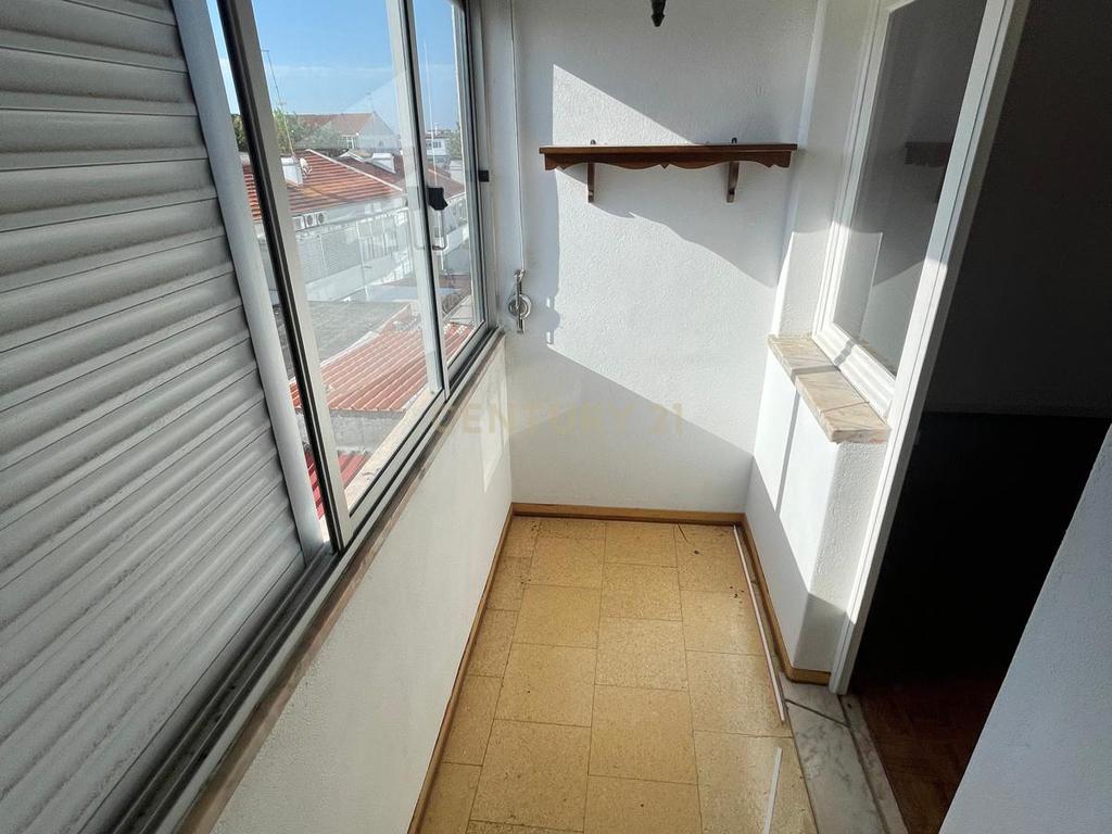 Apartamento T4 em Almada em frente ao metro de superfície! - Image 5