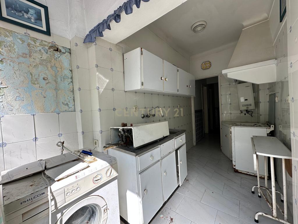 Apartamento T1 para Remodelação – Praça do Brasil, Setúbal - Image 15