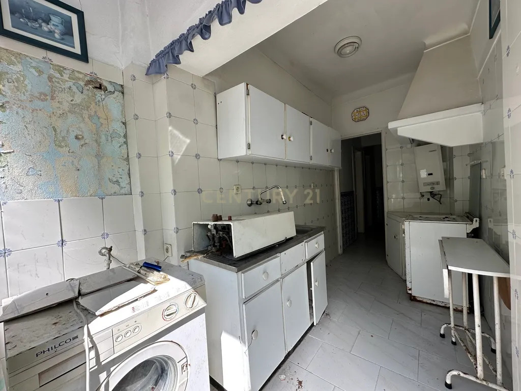 Apartamento T1 para Remodelação – Praça do Brasil, Setúbal - Image 15