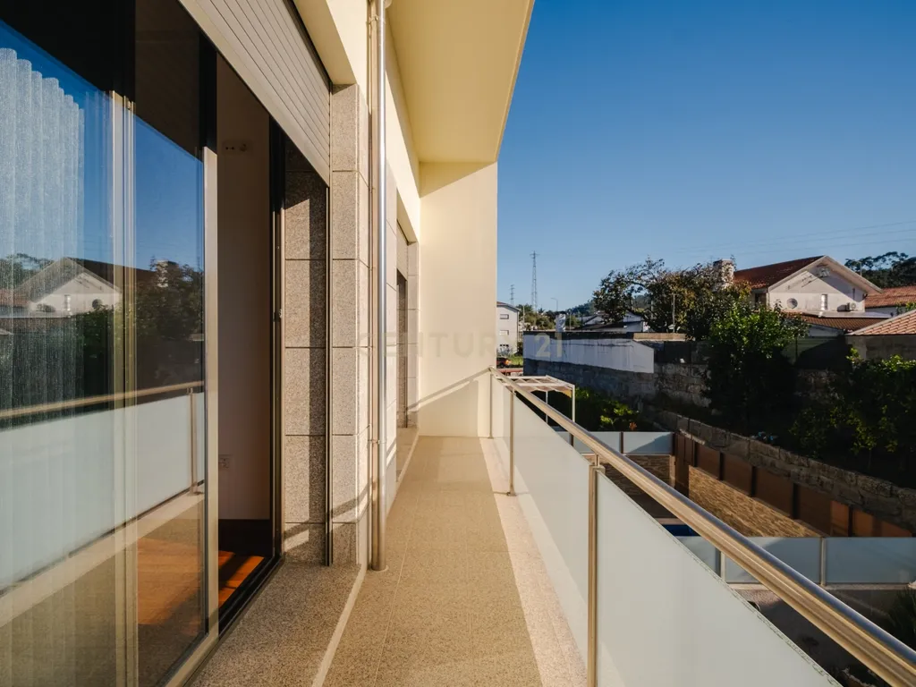 Moradia T4 com 255 m², Suíte Generosa, Jardim e Garagem para 3+ Viaturas | Astromil, Paredes - Image 33