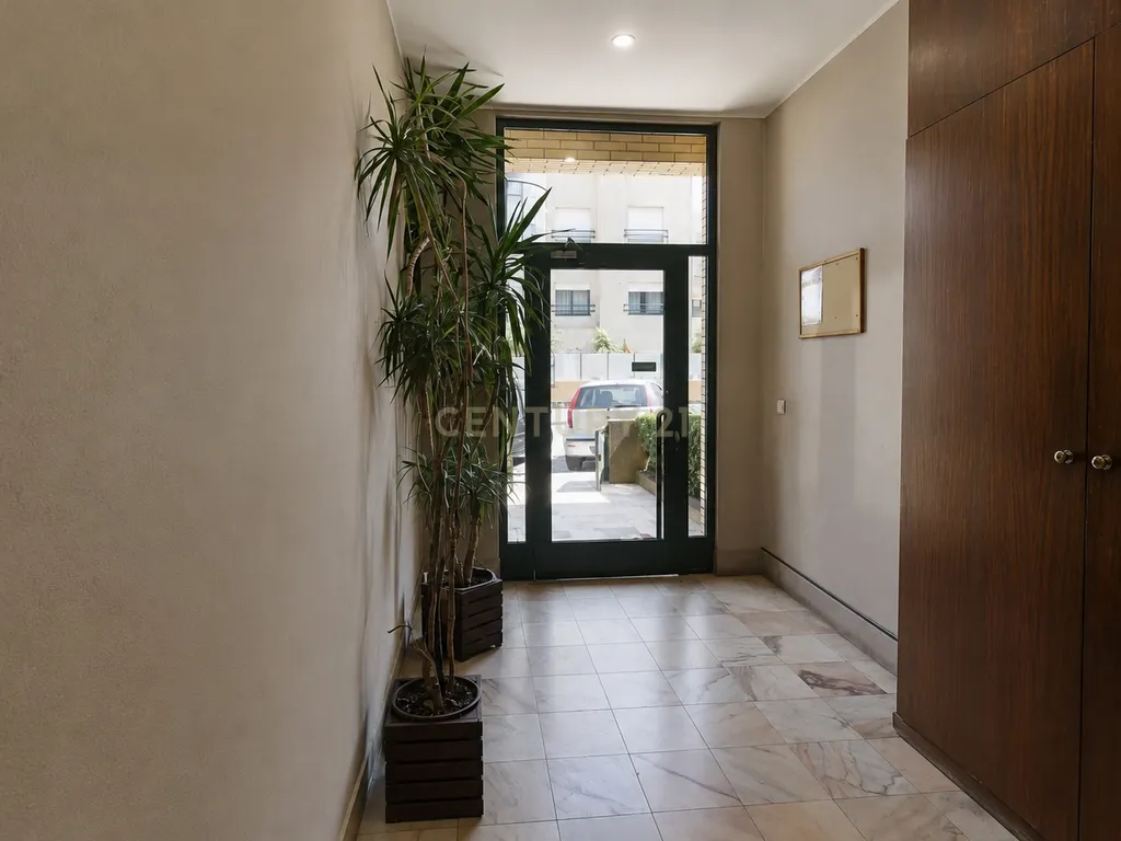 Apartamento T2+1 com Garagem, Varandas em Canidelo Vila Nova de Gaia - Image 2
