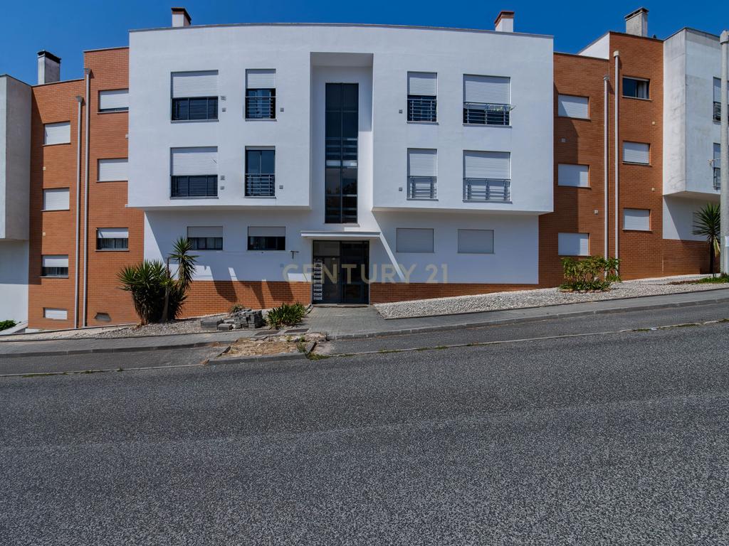 Excelente Apartamento T2 com 2 WC e Garagem - Image 2