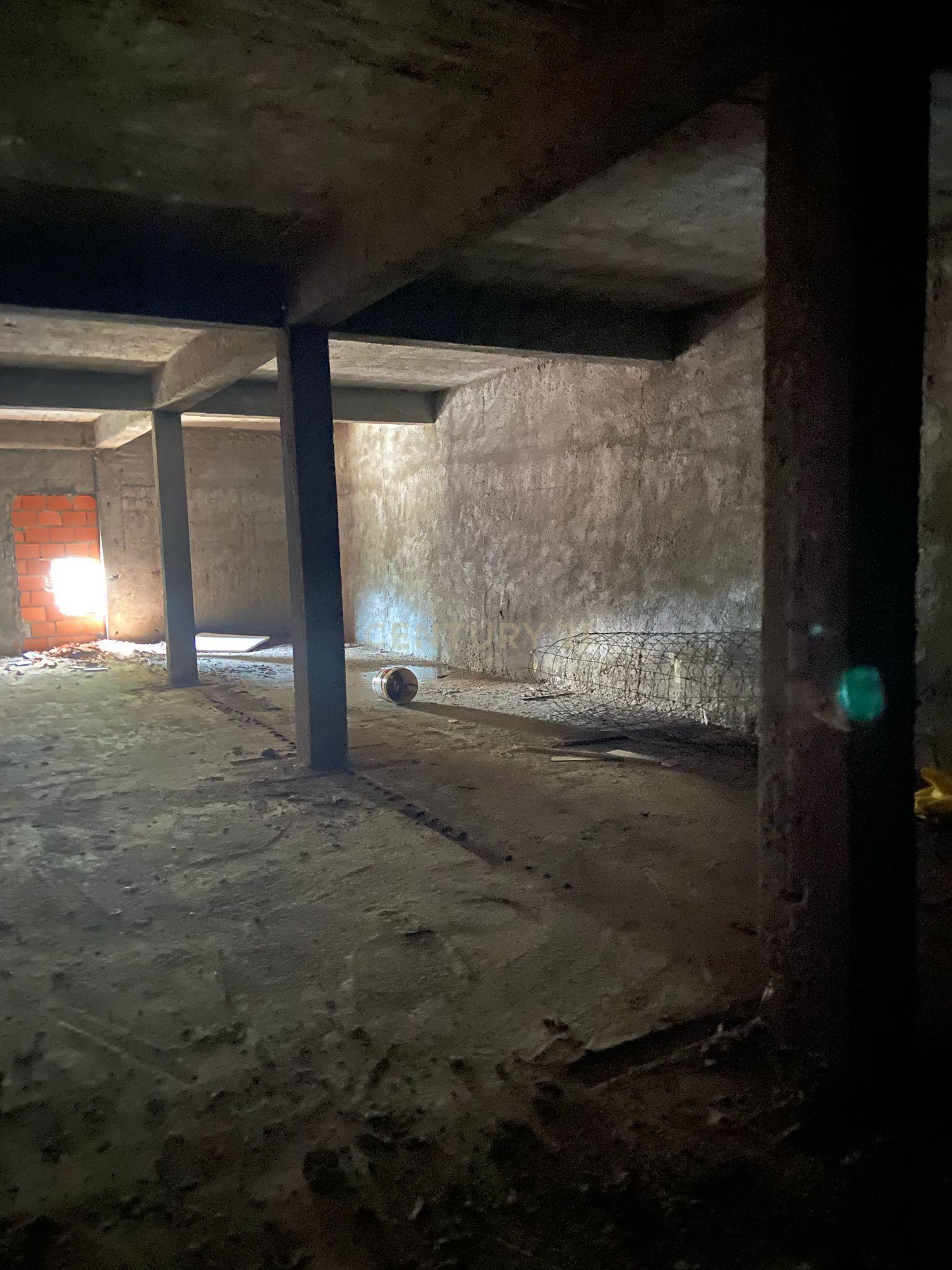 Fotografia 8 de Terreno para Construção com Edificação Inacabada e Projeto Anteriormente Aprovado