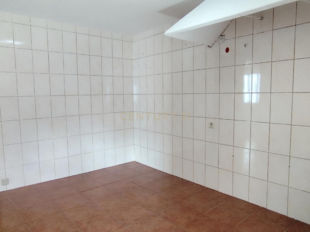 Casa geminada de dois pisos com reabilitação parcial em Vidago / Chaves - Image 8