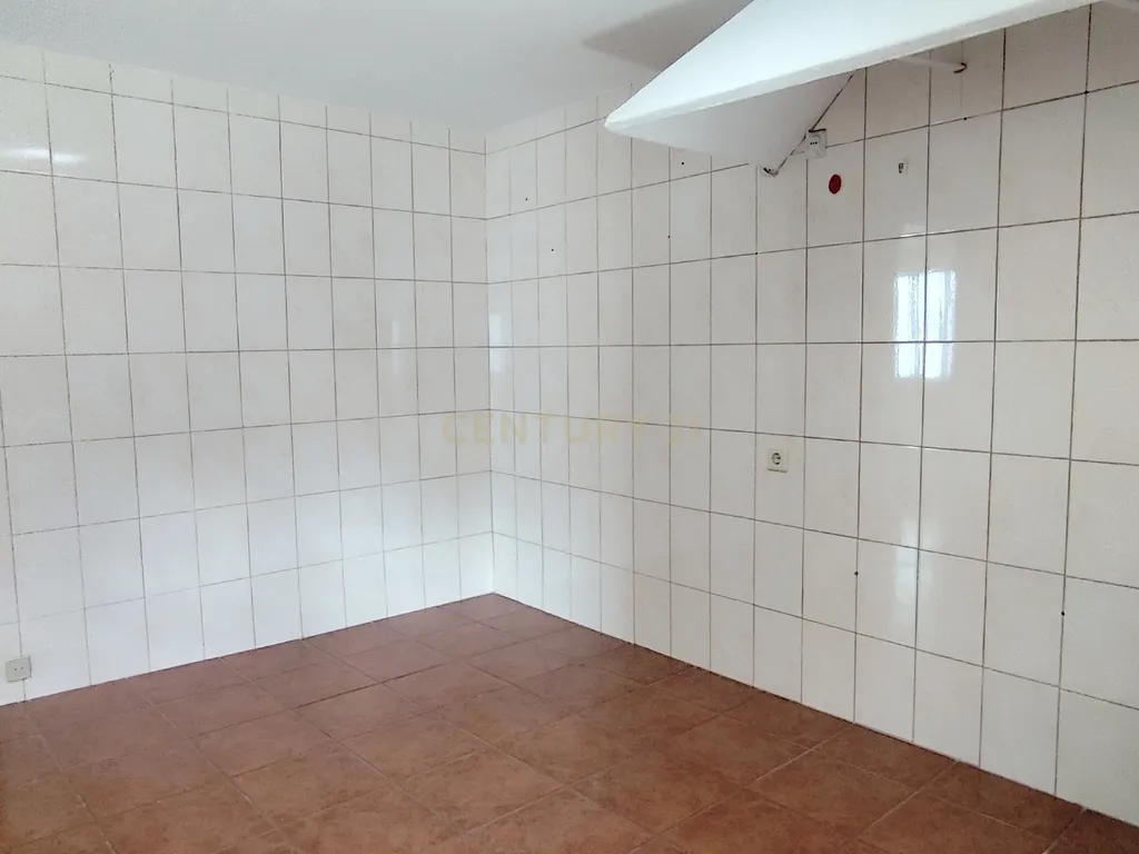 Casa geminada de dois pisos com reabilitação parcial em Vidago / Chaves - Image 8