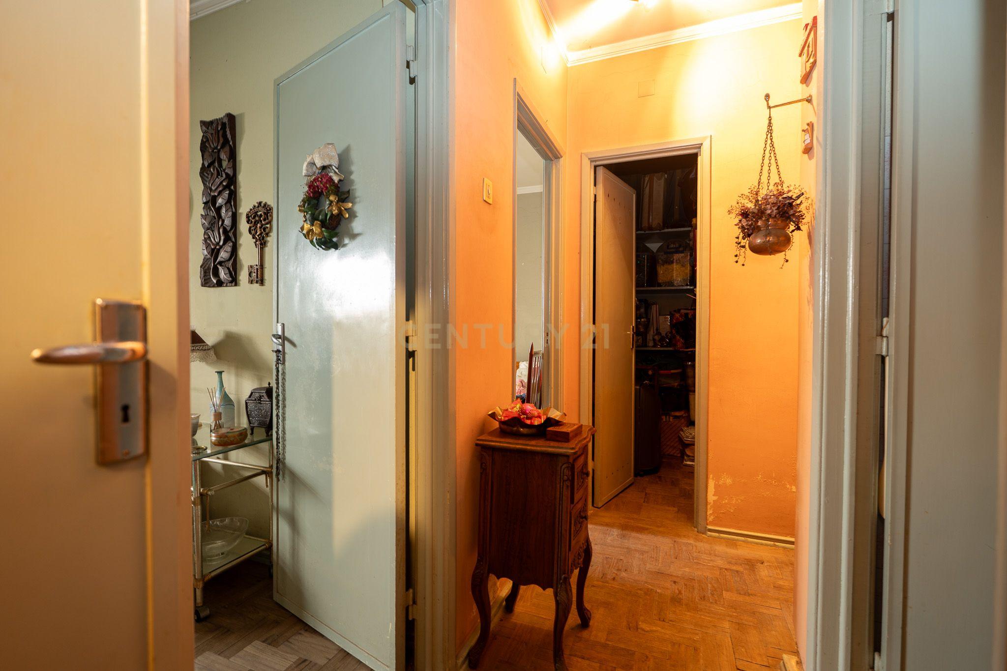 Apartamento de tipologia T3, com cerca de 115 m2, 2 WC, despensa, localizado numa das artérias principais da cidade de Odivelas, mais concretamente na Rua Professor Dr. Augusto Abreu Lopes. - Image 18