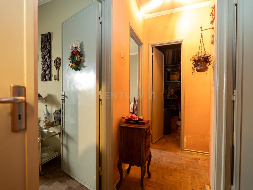 Apartamento de tipologia T3, com cerca de 115 m2, 2 WC, despensa, localizado numa das artérias principais da cidade de Odivelas, mais concretamente na Rua Professor Dr. Augusto Abreu Lopes. - Image 18