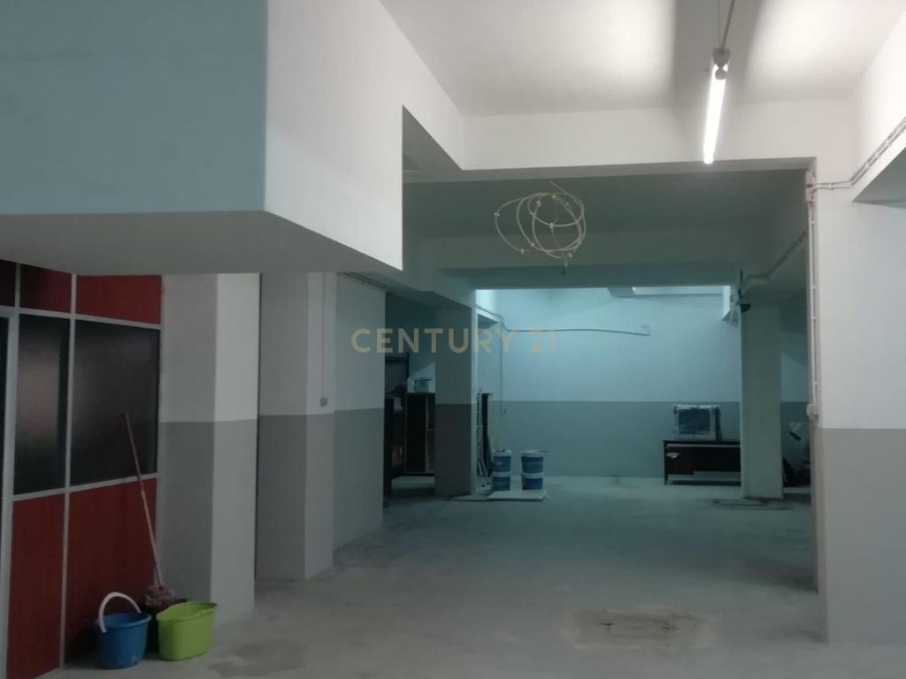 Armazém com uma área de 273 m2, localizado no Pendão – Queluz, com acesso direto por rampa e portão automatizado. - Image 1