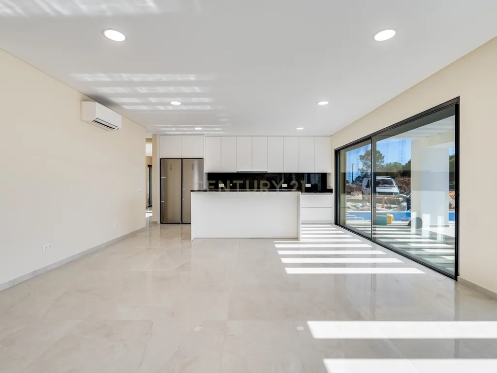 Moradia T4+1 de construção nova com piscina infinita | Caramujeira, Lagoa - Image 11