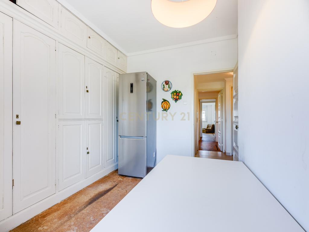  Apartamento T4 para Remodelação no Coração dos Olivais, com Vista Fantástica - Image 6