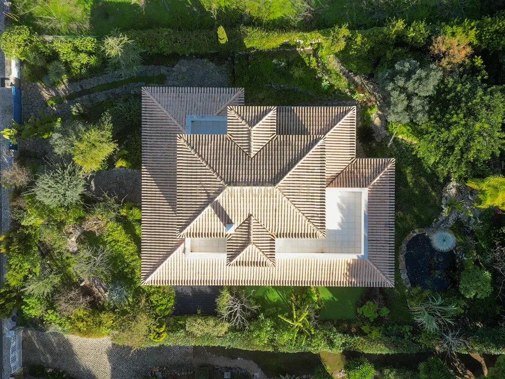 Vivenda exclusiva de construção moderna, 4 suítes, jardim imersivo com lago e viabilidade para piscina. - Image 2