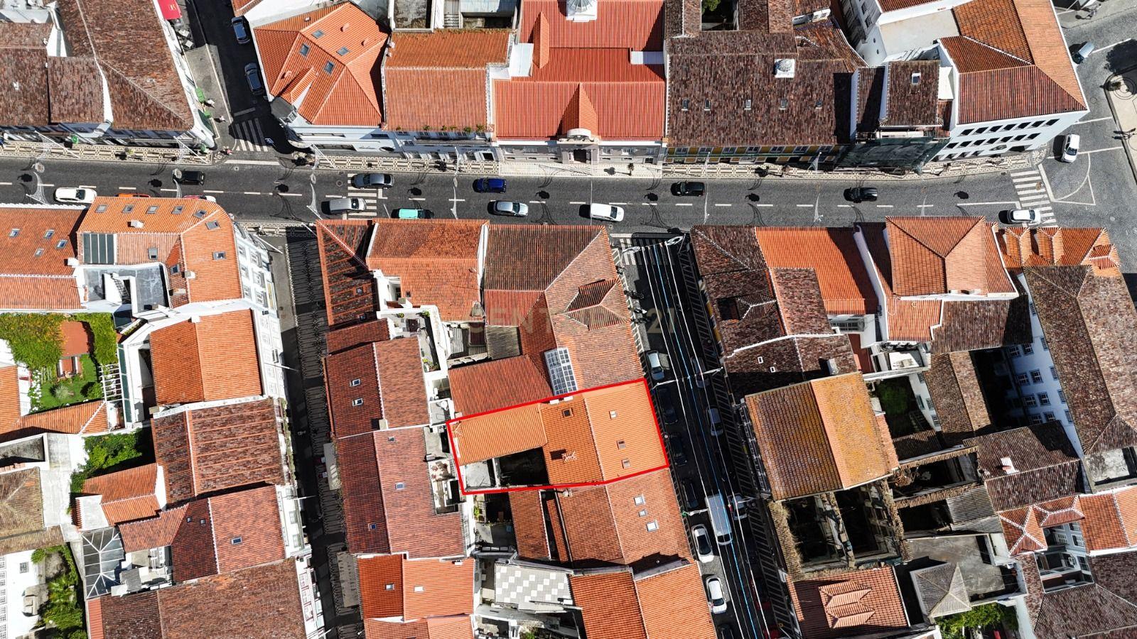 Fotografia 5 de Moradia com Espaço Comercial no Coração de Angra do Heroísmo – Uma Oportunidade Única de Investimento